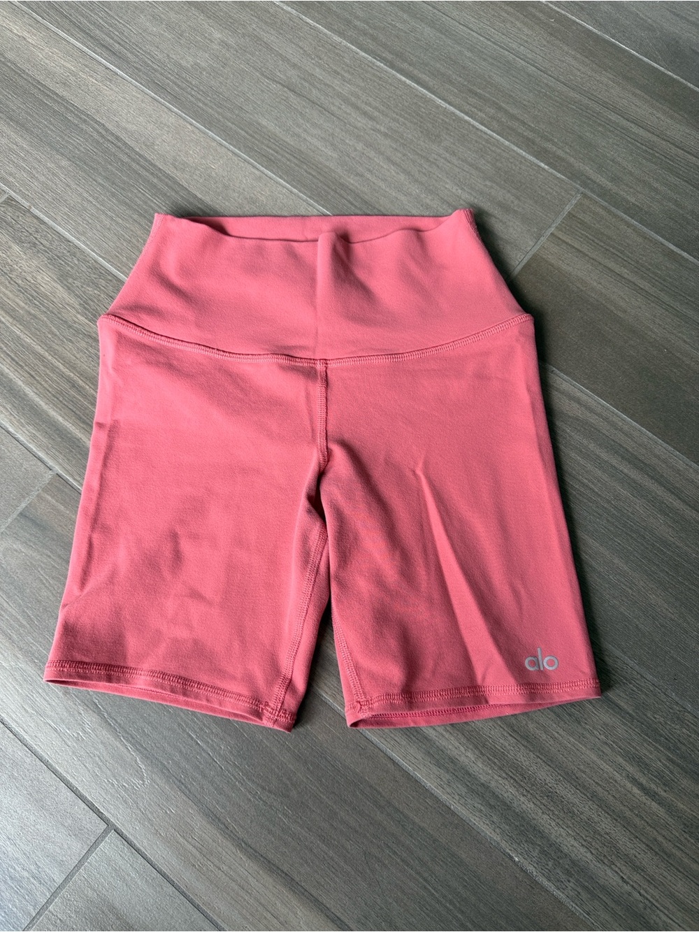 Alo yoga biker shorts xs colour strawberry